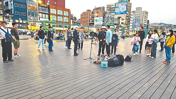 基隆市海洋廣場自2018年起不開放街頭藝人展演，1名街頭藝人24日執意要在廣場上演唱，與警方爆發口角衝突。圖／摘自臉書社團基隆人日常