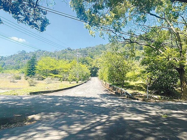 空軍清泉崗基地洪姓士官長,24日被發現與病父陳屍在和平住家附近的車內。圖/民眾提供。全國各縣市安心專線1925
