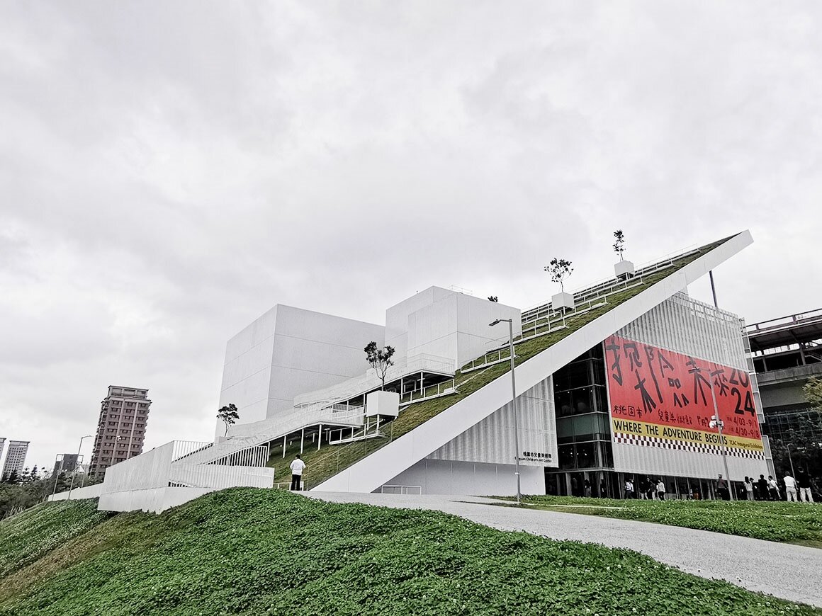 桃園兒美館4月3日開幕試營運,「山丘」概念設計斜屋頂一大亮點(圖);市長張善政昨視察設施,與小朋友互動。記者曾增勳/攝影
