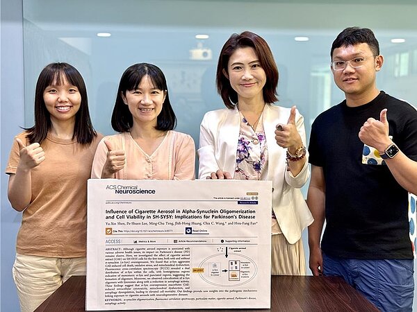 國立中山大學氣膠科學研究中心跨領域研究團隊由中心主任、化學系教授王家蓁與醫學科技研究所教授范秀芳合作研究發現,香菸燃燒時所釋放煙霧中的PM1氣膠懸浮微粒恐加劇帕金森氏症病程發展,對熬夜作息不正常者也有危害,成果發表於國際知名期刊ACS化學神經科學(ACS Chemical Neuroscience)。(國立中山大學提供/袁庭堯高雄傳真)