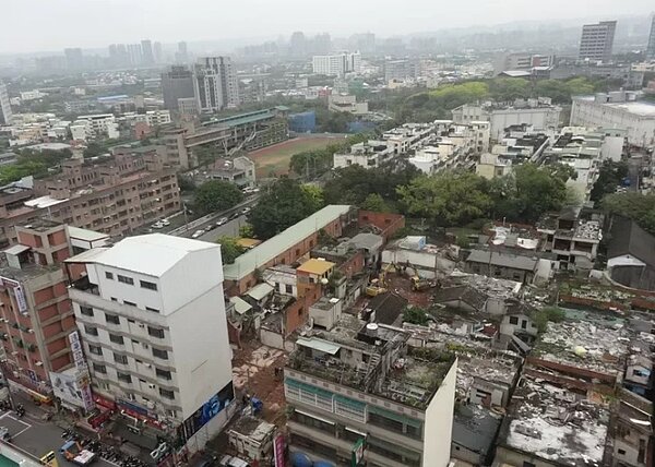 竹市寡婦樓都更案國防部持續推動,擬規畫公益社宅477戶。圖為寡婦樓原址。圖/竹市文化局提供