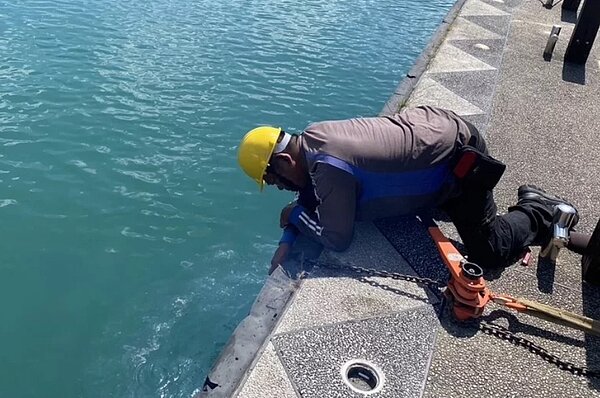 日月潭國家風景區預警性拖離朝霧碼頭2 號浮排及伊達邵碼頭 1 、2 號浮排作業並封閉右側引橋。圖/日管處提供