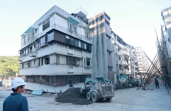 北市中山區大直街「基泰大直」建案,去年9月因開挖不慎,連續壁斷裂致鄰房下陷,25戶無家可虧、近百戶受損,建案遭勒令停工,基泰建設發布聲明表示,與受災戶溝通下建案事故賠償已達市府解除列管標準,但因都更程序關係,短期內暫不復工,後續也會和願和解受災持續調解。圖/聯合報系資料照片