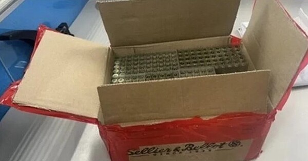 石姓民眾在林口分局前人行道單車置物籃中發現整箱彈殼。圖/記者黃子騰翻攝