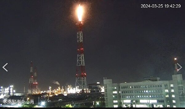 中油高雄林園廠三輕組昨（25日）晚又出現間歇性火光，同時伴隨噪音與惡臭，林園人嚇壞了。圖／記者徐白櫻翻攝