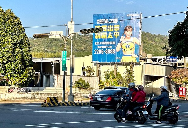 廣告看板、街景、峮峮。圖／好房網News記者蔡佩蓉攝影