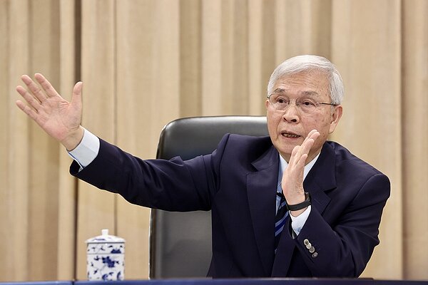 中央銀行總裁楊金龍26日指出,今年4月起國內電價平均調漲11%,對通膨率將有直接與間接影響,以及通膨預期效果。記者許正宏/攝影