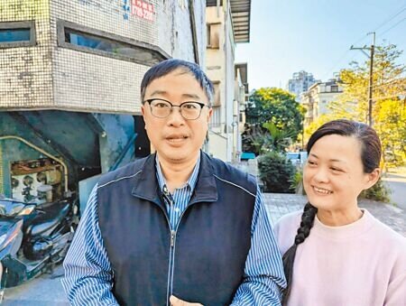 台電第四天然氣接收站進度備受注目,公民團體「守護外木山行動小組」召集人王醒之(左)表示,四接環評目前仍在環境部等待台電補件,是否持續推動要視準總統賴清德就任後的態度。(張志康攝)