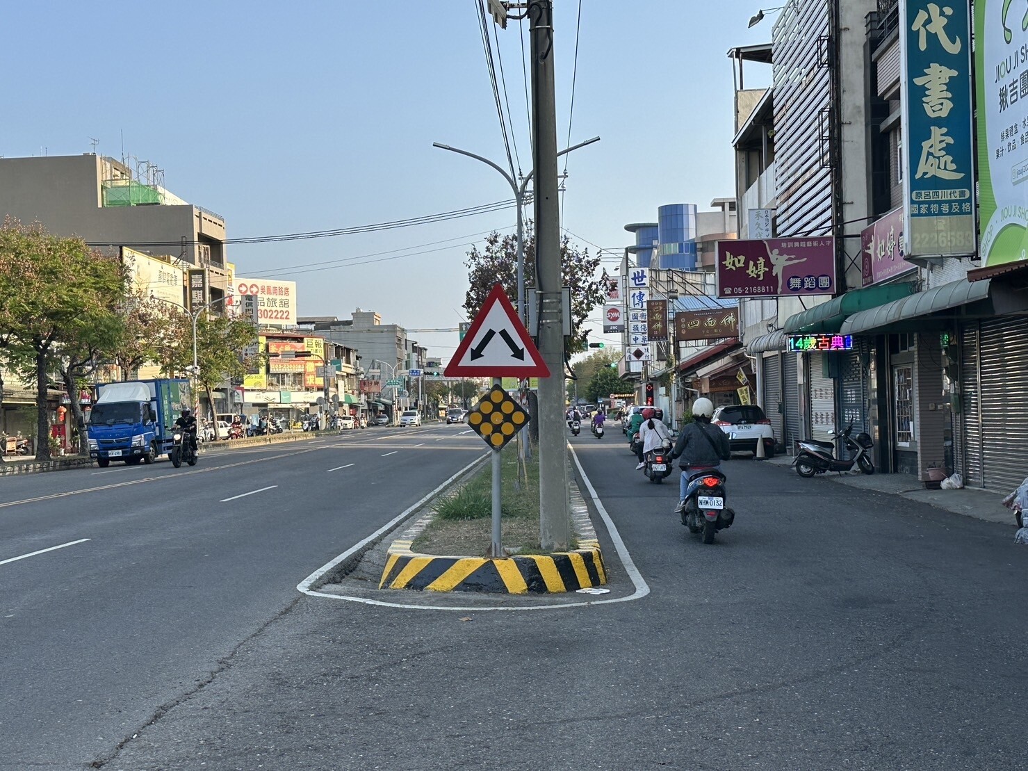 嘉義市吳鳳南路從垂楊路到世賢路段，因兩側設分隔島區隔快、慢車道，汽車轉換進入慢車道，易與直行機車爭道造成擦撞等交通事故，交通違規也多。記者魯永明／攝影 