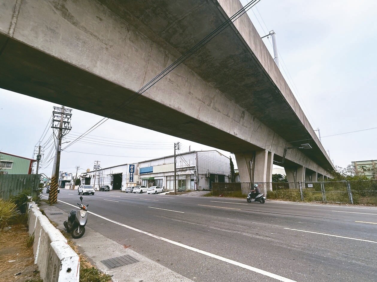 高雄台39線高鐵橋下燕巢至橋頭段即將優先施作,以後橋科車輛可經此通行至國道1號岡山交流道。記者徐白櫻/攝影