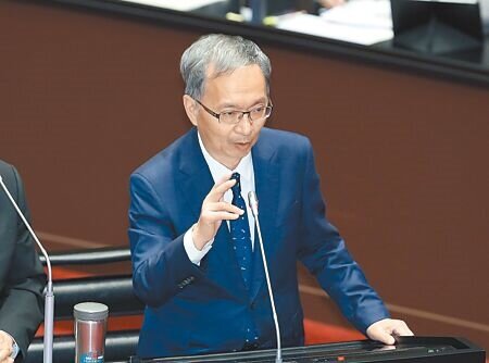 日本小林製藥保健食品使用的紅麴可能導致腎臟疾病風險,衛福部長薛瑞元26日在立法院表示,目前針對有使用日本進口的紅麴原料製成的產品,都先進行預防性下架。(姚志平攝)