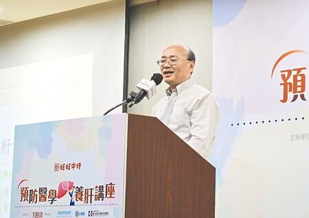 旺旺中時「預防醫學養肝講座」26日在台大國際會議中心舉行,新光醫院癌症防治中心主任張鴻俊從消脂層面分享如何保肝。(劉宇軒攝)