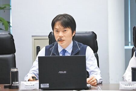 
台中市法制局長李善植26日在市政會議中表示，法制局主動出面舉辦大型調解會，協助320位學生與業者達成和解，處理近1700萬元債務糾紛，大幅減少學生還款壓力。（張亦惠攝）
