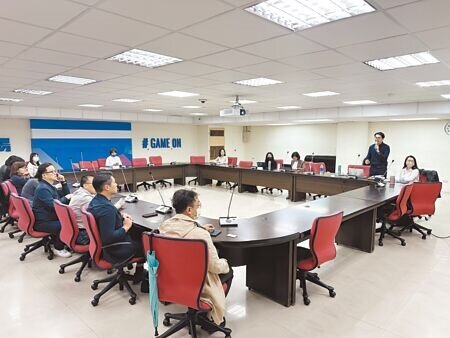 板橋第二運動場將改建成可容納上萬人的「小巨蛋」,體育局26日舉行BOT招商說明會,14家業者到場。(高鈞麟攝)