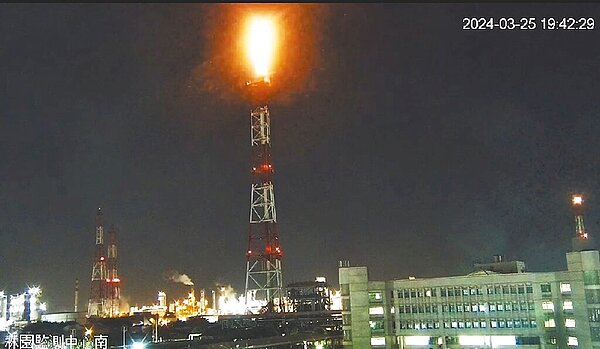 中油林園廠新三輕於25日投料啟爐,啟爐初期不穩,產生不合格氣體送至廢氣燃燒塔處理,過程中冒出熊熊火光。(高市環保局提供/洪靖宜高雄傳真)