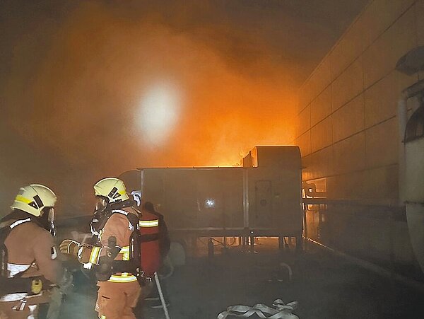 緯創新安廠25日晚間發生火警,火勢延燒近3小時,直到26日凌晨1點多火勢才被控制。(新竹市消防局提供/王惠慧新竹傳真)