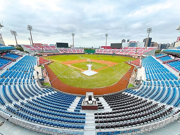 中職將與樂天球團在4月初進行審查會議，確認桃園球場草皮生長狀況，以決定4月16、17日能否在樂天球場進行開幕賽。（桃園市體育局提供／姜霏桃園傳真）