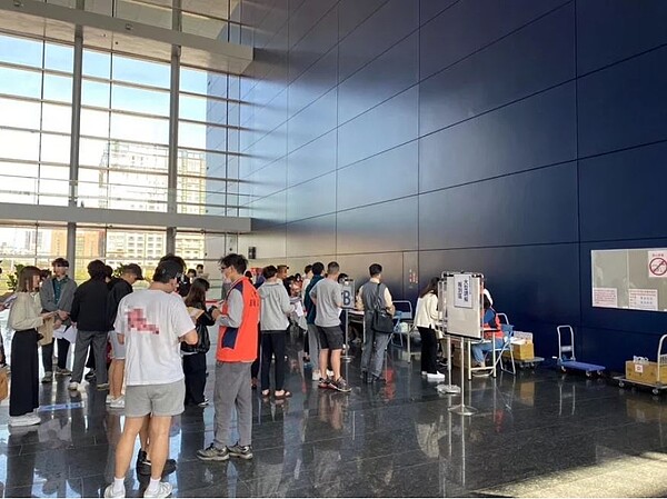 中部有數百名大學生陷入「無卡分期」債務糾紛,中市法制局兩度舉行大型調解會,協助三百多名當事人解套。圖/台中市法制局提供