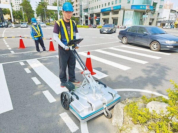 高雄市政府近年來積極排查道路坑洞,圖為工作人員以道路坑洞雷達偵測道路潛在坑洞。(高雄市政府水利局提供/林瑞益高雄傳真)