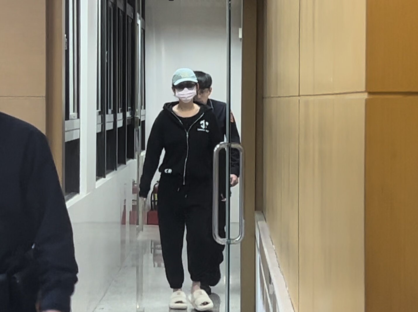 孫道存的妻子吳逸萍(中)今以證人身分到庭。記者房荷庭/攝影