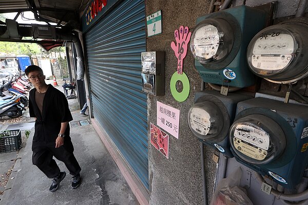 經濟部上周宣布,四月起調漲平均電費11%,而衛福部日前取消掛號費建議範圍,已導致部份醫療院所調升掛號費,萬物皆漲情況下,貧窮族群首當其衝。圖/聯合報系資料照片