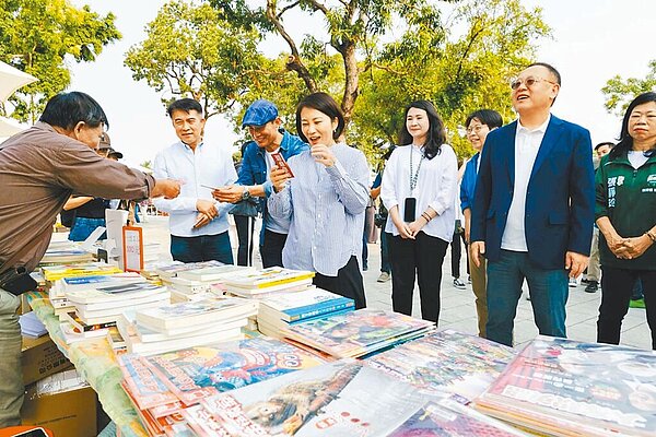 文化部自去年7月至今年5月推出獎勵各縣市實體書店串聯的「創新書市活動」。圖為屏東獨立書店群今年推出「字在生活季」活動。(屏東獨立書店群提供/李怡芸台北傳真)