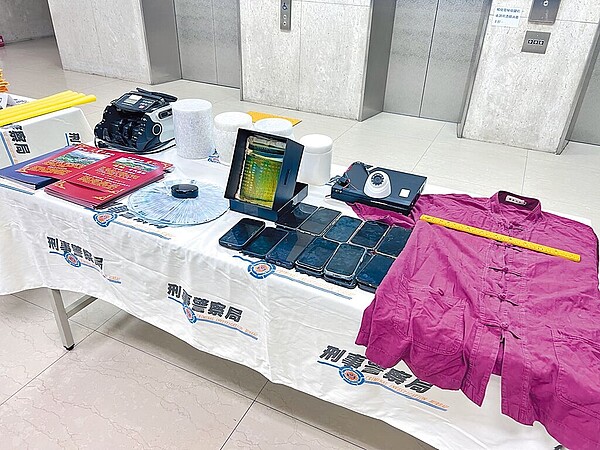 刑事局破獲假生基位詐騙集團,查扣到現金255萬元、改造手槍、子彈17發、辣椒水槍、鎮暴槍、西瓜刀、道袍、客戶名冊等贓證物。(翻攝照片/林郁平台北傳真)