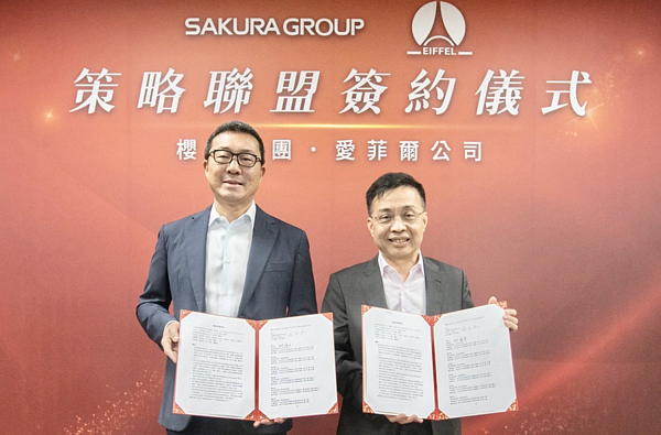 台灣櫻花集團董事長張永杰(左)與愛菲爾董事長林湧彥簽署策略聯盟協議。記者宋健生/攝影