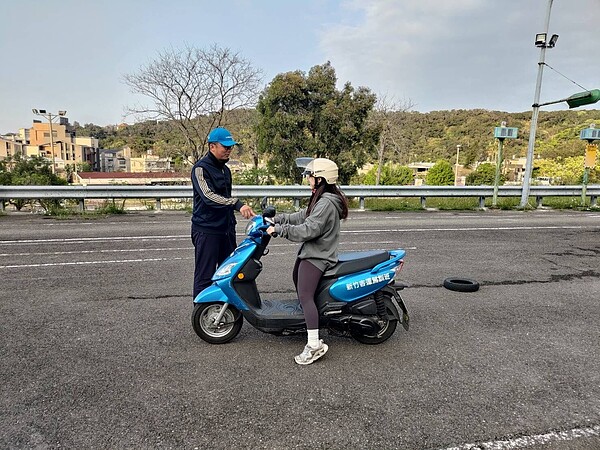 交通處表示,凡設籍新竹市或於新竹市就學的學生參加機車考照駕訓,皆可享有機車駕訓補助2500元;中華大學學生再額外加碼補助500元。圖/新竹市交通處提供