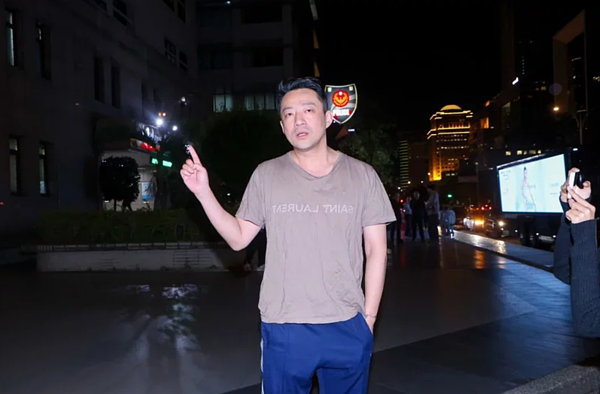 汪小菲日前又到大S住處大鬧,並到警局揚言舉報。圖為先前汪小菲到派出所揚言舉報。(圖/聯合報系資料照)