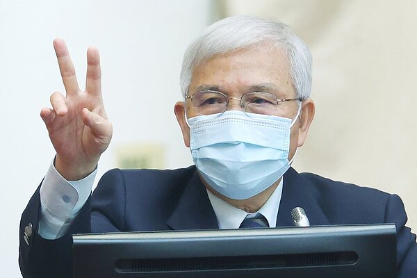 中央銀行總裁楊金龍上午在答詢時表示,央行估電價漲價對CPI影響約0.27個百分點,但即使電價上漲,整體通膨走勢還是持續下降,主計總處及各個機構預期也是這樣。記者陳正興/攝影