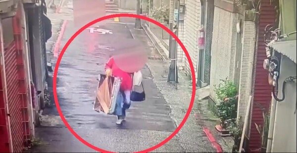 監視器畫面拍下，一名女子涉嫌偷走行李箱。記者翁至成／翻攝