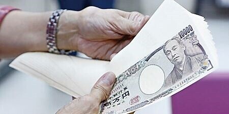 各家國銀加碼日圓雙幣卡回饋、手續費優惠,今年前兩月的雙幣卡新卡數及簽帳金額成長。圖∕本報資料照片