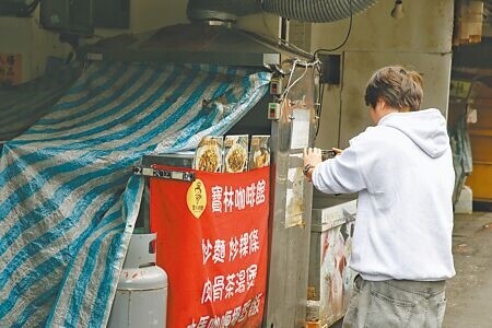 
台北市遠百信義「寶林茶室」素食餐廳爆發疑似食物中毒，27日市政府要求所有分店勒令停業。圖為饒河街的本店「寶林咖啡館」，以帆布將爐灶等廚房設備蓋著，停止營業。（王英豪攝）
