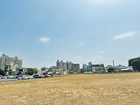 台南市北區九六新村都更案,去年公告招商卻沒有廠商前來投標,都發局修改招商條件並辦理說明會,重啟招商。(曹婷婷攝)