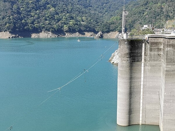 石門水庫水位下探「溜滑梯」，蓄水率快跌破3成，農業優先用埤塘水。記者曾增勳／攝影 