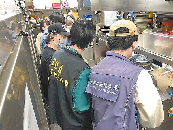 台北市衛生局26日晚間與衛福部食藥署、疾管署及專家一起調查寶林茶室信義A13店發生疑似食品中毒事件,現場抽驗高麗菜、豆芽菜、粿條、鴻喜菇、香蘭葉及醬油,由食藥署攜回調查。圖/台北市衛生局提供