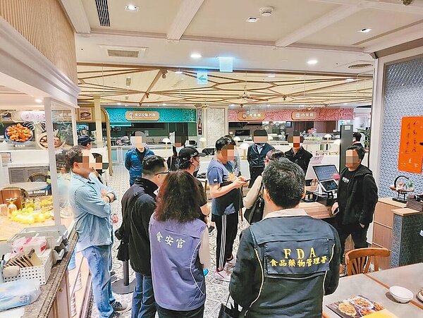 台北市衛生局26日晚間與衛福部食藥署、疾管署一起調查寶林茶室疑似食品中毒事件,現場抽驗高麗菜、粿條等食材。圖/台北市衛生局提供