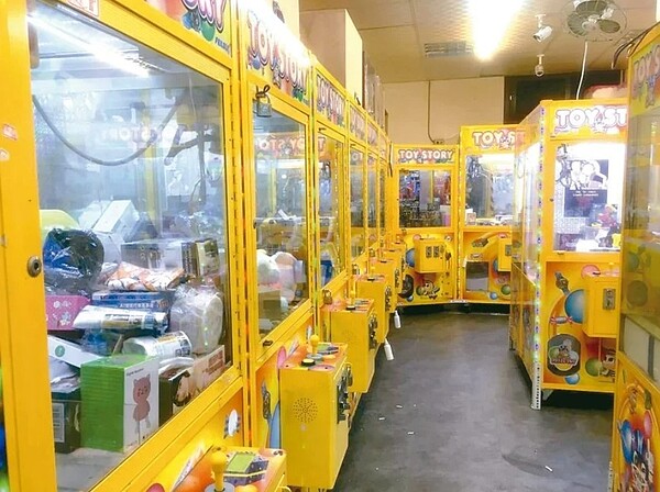 「桃園市自助選物販賣機事業管理自治條例」擬限制住宅區娃娃機店夜間營業時間。圖/聯合報資料照片