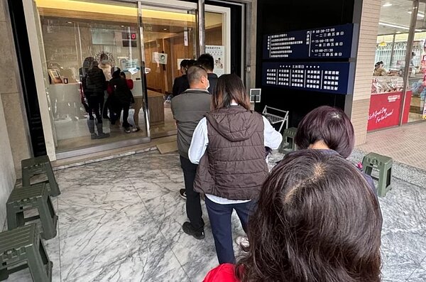 醫界憂心醫療電價調漲14%,恐加劇「掛號費漲價潮」。本報記者調查統計,六都今年1至3月已有716家醫院、基層診所調漲掛號費。圖/聯合資料照片