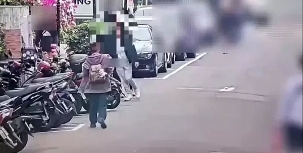 兩名男子到藝人吳姍儒投資開設的咖啡店砸店,犯案後將鋁棒丟棄在小巷內。記者廖炳棋/翻攝