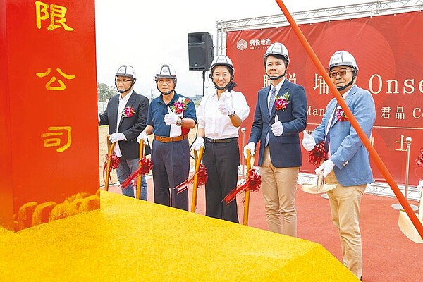 興悅地產與雲朗觀光集團旗下雲品合作打造「興悅埔里溫泉會館」，27日在福興溫泉區基地舉行動土典禮，興悅董事長李全富（右一）、總經理李鴻岳（右二）、南投縣長許淑華等人執鏟祈求工程圓滿順利。圖／南投縣政府提供