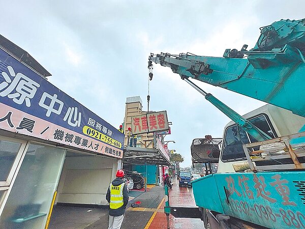 桃園市政府去年9月推出靜鄰專案,針對長期擾鄰的案件查處,近半年已開罰48萬元、拆除近300件,光霓虹燈就拆280個。圖/桃園市政府都發局提供