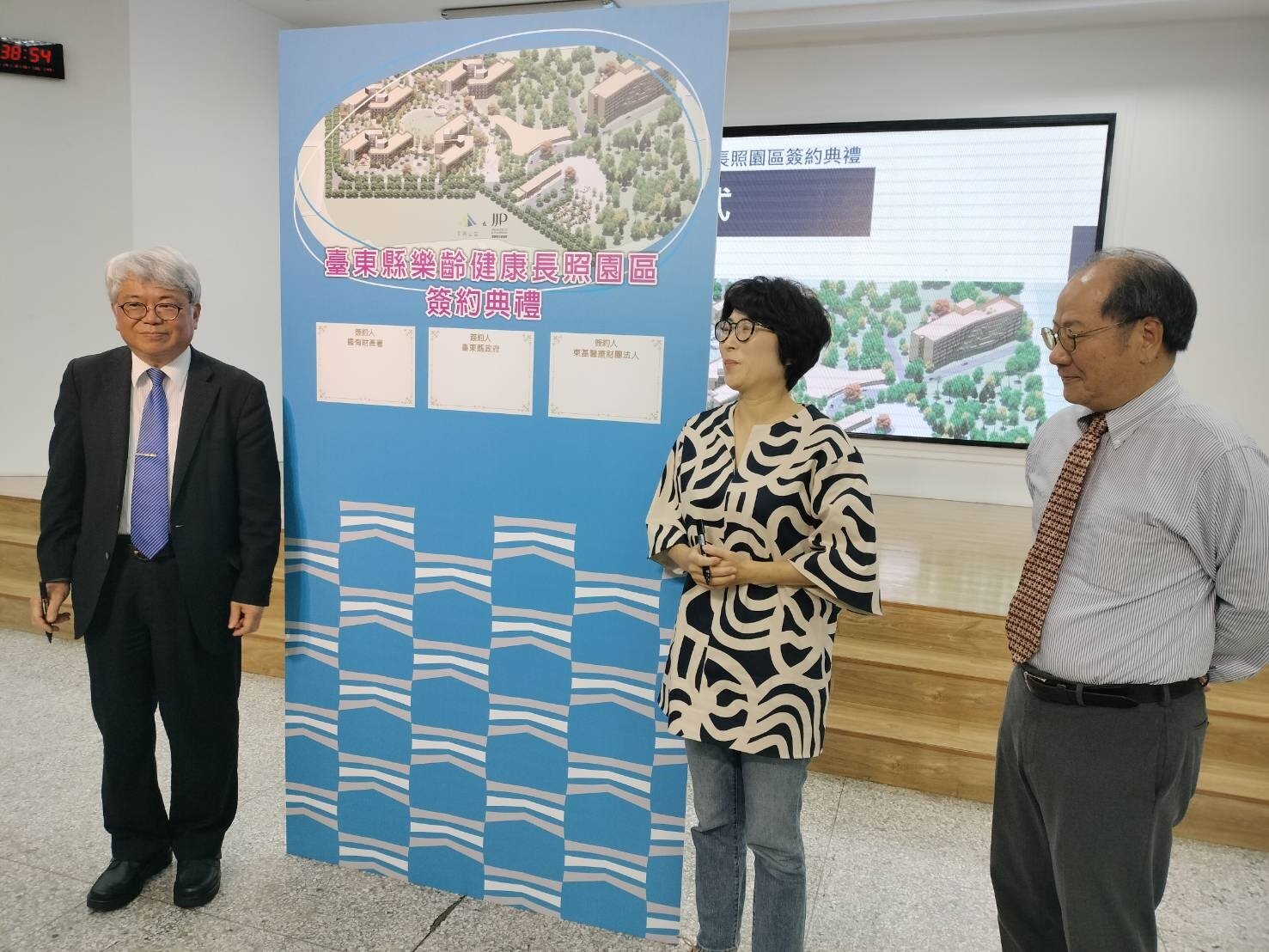 今天縣府舉辦簽約儀式,由縣長饒慶鈴(中)、國財產署長曾國基(左)及東基醫療財團法人執行長呂信雄(右)共同完成。記者尤聰光/攝影