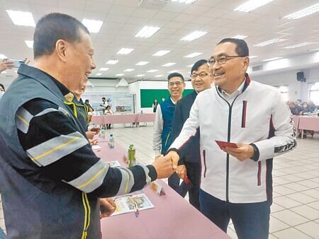 新北市長侯友宜(右一)28日到蘆洲參加行動治理座談會,逐一向每位里長握手致意並發福袋。(張鎧乙攝)