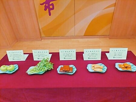 
新北市衛生局清明節應景食品抽驗有5件違規食品，其中3件為豆干、黑豆干及素雞，檢出防腐劑、殺菌劑，美國青蘋果及香菜檢出農藥殘留殺蟲劑與殺草劑。（陳慰慈攝）
