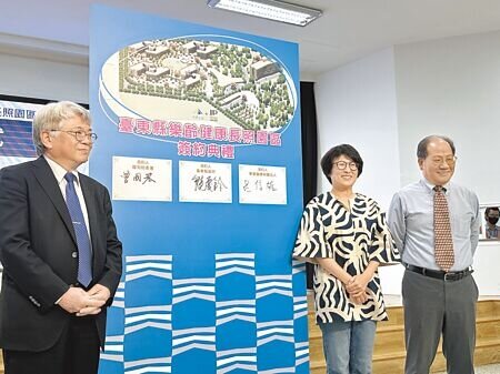 閒置10年的台東縣卑南鄉太平榮家將活化成為台東縣樂齡健康長照園區,國有財產署長曾國基(左起)、台東縣長饒慶鈴及東基醫療財團法人執行長呂信雄28日代表簽約。(蔡旻妤攝)