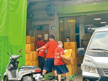 大粄城食品有限公司員工28日仍忙進忙出、出貨。(劉瑋晴攝)