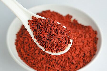 針對小林製藥紅麴風波,高雄長庚腎臟科醫師吳建興猜測,紅麴培養時需要添加一種對人體有益的黴菌,可能是在製藥過程中產生不潔毒素。(本報資料照片)