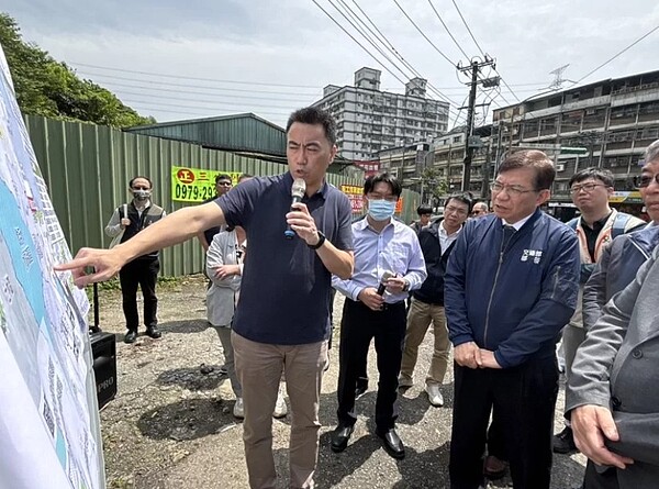 國1五堵至汐止北部最塞，交通部長王國材（右）表示，平面拓寬案已送行政院核定。圖／立委林沛祥提供
